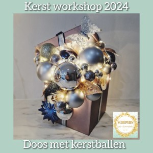 Doos met kerstballen 